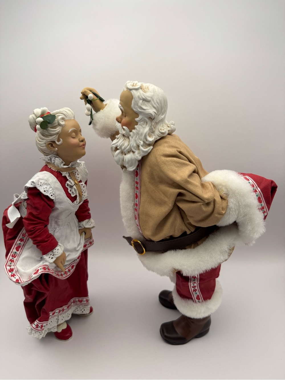 Possible Dreams Clothtique Santa and Mrs Claus Under The Mistletoe ~ 10” tall